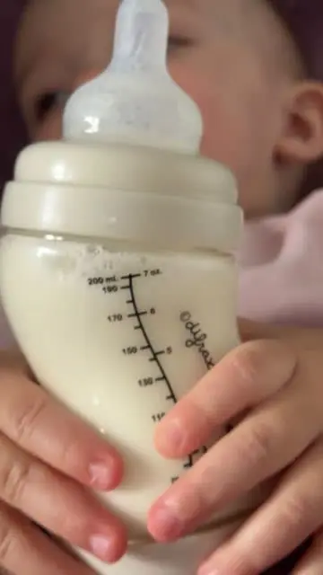 Kadr z rolki dla Canpol babies: butelka z mlekiem
