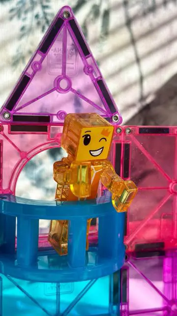 Kadr z rolki dla Magna-Tiles: budowanie zamku z klocków