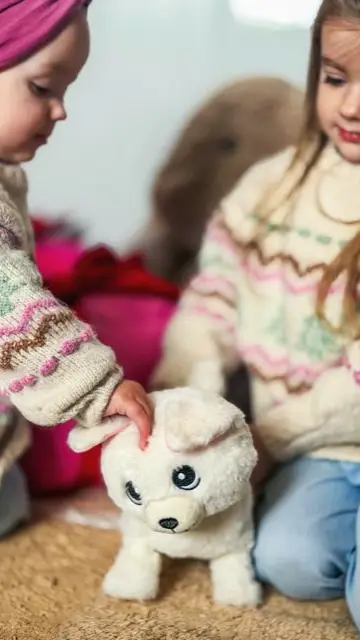 Kadr z rolki dla Natalia Collection: zabawa z pluszakiem