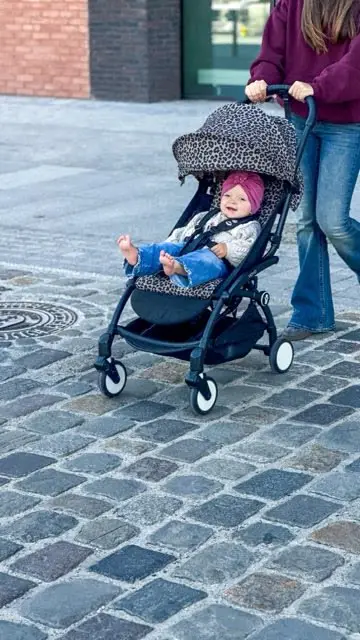 Kadr z rolki dla Stokke: wózek YOYO na brukowanej ulicy